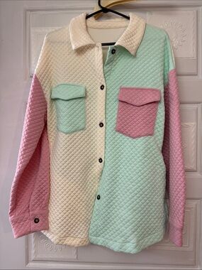 NWOT Quilted looking jacket with pockets size large.